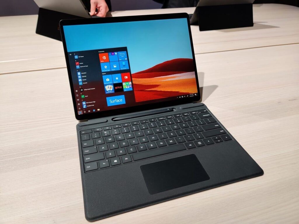 Tất tần tật về các dòng Surface mà bạn nên biết 6 Một chiếc tablet có chân đế có thể điều chỉnh 165 độ linh hoạt và kiên cố, đi kèm với Surface Type Cover và Surface Slim Pen