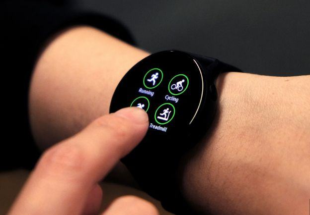 Cạnh của Galaxy Watch Active được bo tròn 