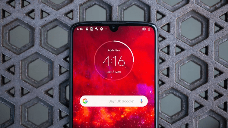 Khác với những dòng điện thoại 5G khác, Moto Z4 sẽ đi kèm phụ kiện Moto Mod để kết nối 5G. Angela Lang/CNET