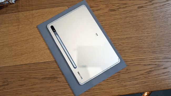 Mặt sau của Samsung Galaxy Tab S7. (Hình ảnh: TechRadar)