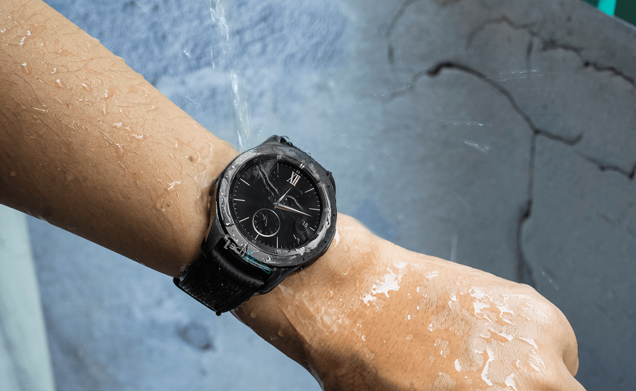 Galaxy Watch Active 2 và Galaxy Watch đều không bị hư hại do nước.