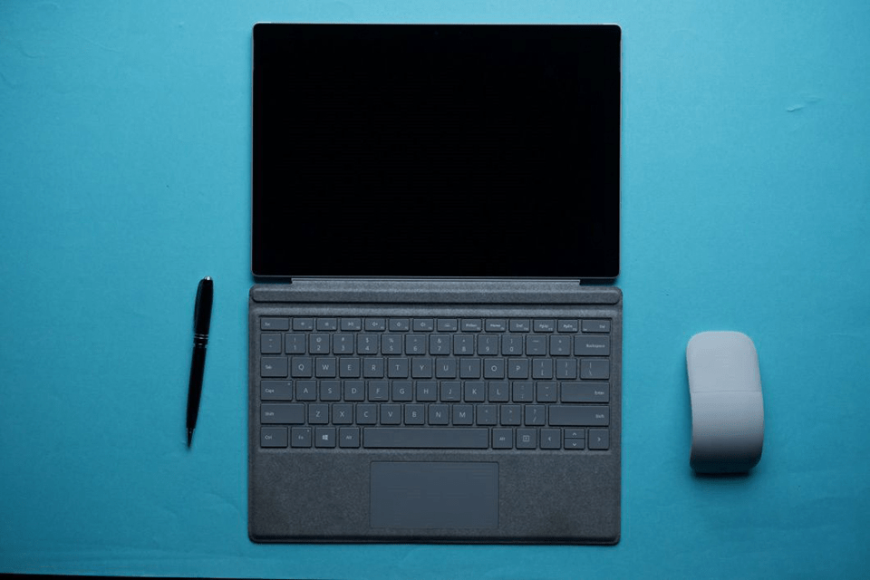 Bí quyết chọn mua laptop 2020 cho dân văn phòng: Chỉ cần gắn chiếc Type Cover thì sẽ thành một chiếc laptop thực thụ