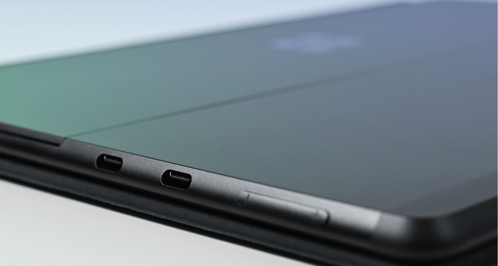 Surface Pro X có hai cổng USB-C ở phía bên trái