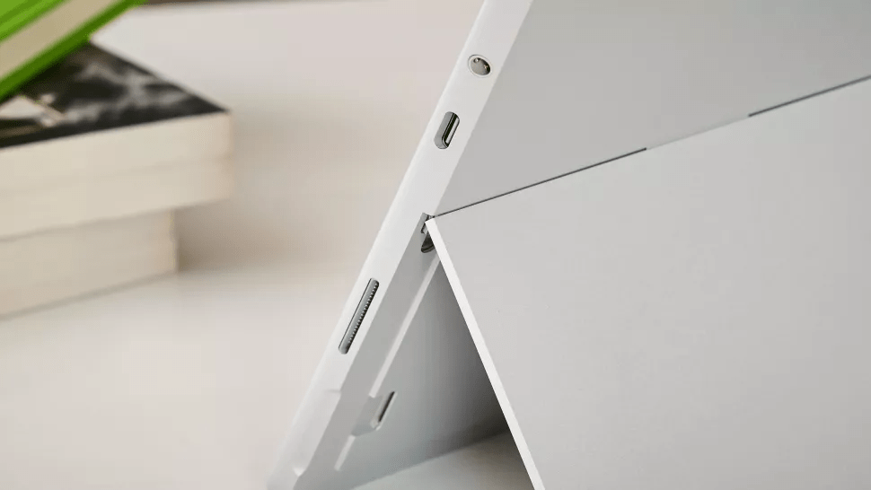 Các cổng kết nối của Surface Go 2 (Hình ảnh: Future)