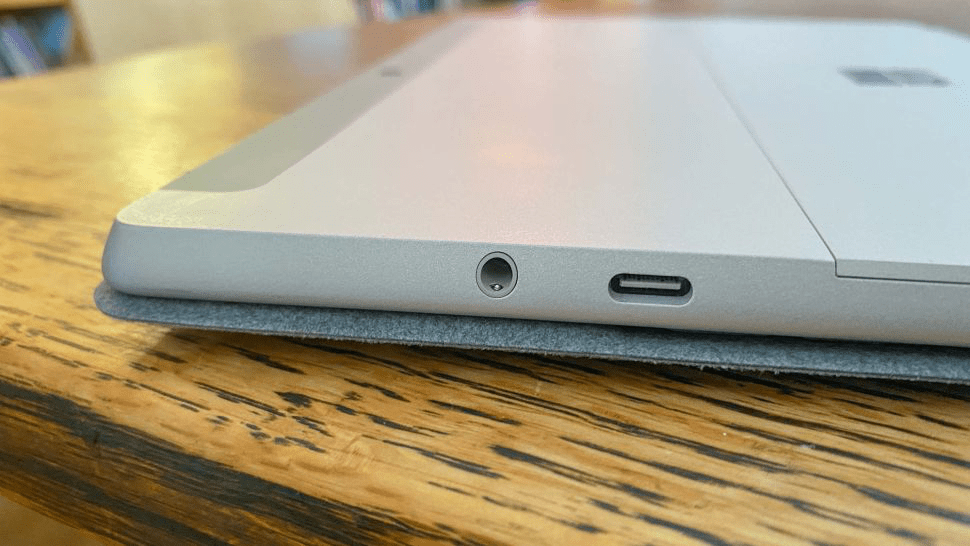 Surface Go 2 đánh bại iPad về khả năng kết nối, với USB-C, Surface Connector và các cổng microSD, trong khi iPad chỉ có cổng Lightning.