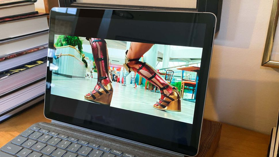 cả Surface Go 2 và iPad đều có màn hình sáng và đầy màu sắc