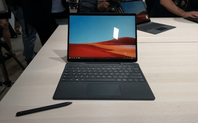 Các dòng Surface 2020: Máy Surface Pro X với Surface Type Cover và Surface Pen