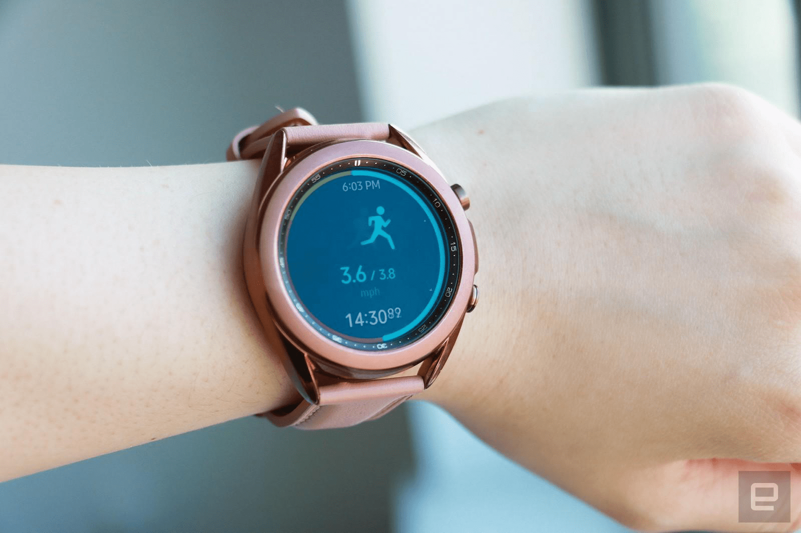 Màn hình Galaxy Watch 3 hiển thị đủ màu sắc, dễ đọc trong mọi điều kiện ánh sáng.