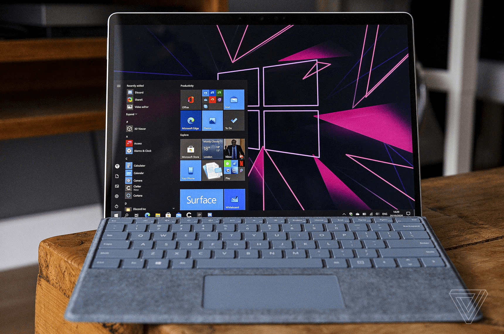 Chiếc máy tính bảng Surface Pro X (2020) với bộ vi xử lý ARM mang lại rất nhiều sự khác biệt (Nguồn: Verge)