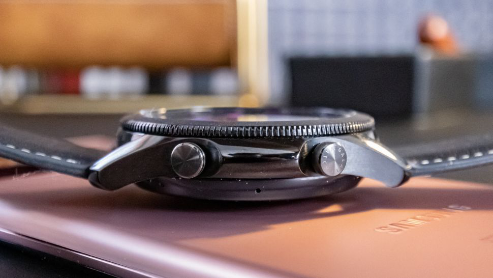 So sánh Samsung Galaxy Watch 3 và Apple Watch 5 3 Galaxy Watch 3 có thiết kế thể thao và sang trọng