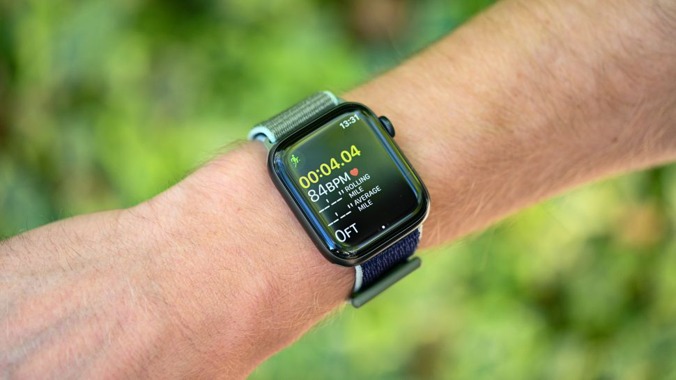 So sánh Samsung Galaxy Watch 3 và Apple Watch 5 4 Apple Watch 5 có màn hình tinh thể sapphire OLED hình chữ nhật, với độ phân giải 448 x 368 pixel.