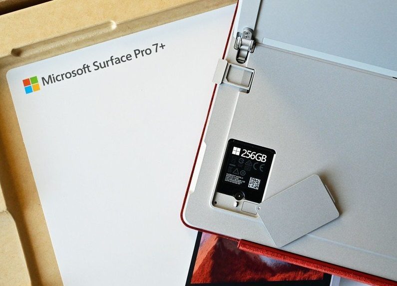 Microsoft Surface Pro 7 Plus có ổ SSD tháo rời