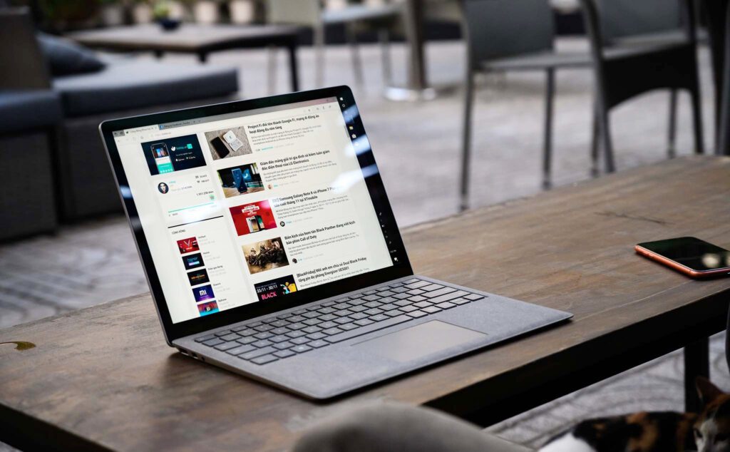 Màn hình 13.5inch của Surface Laptop 3 sống động và rõ nét từ mọi góc nhìn