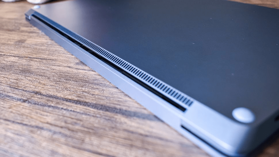 Hiệu suất của Surface Laptop 4 vẫn rất tốt ngay cả khi không cắm sạc (Nguồn: Tech Radar)