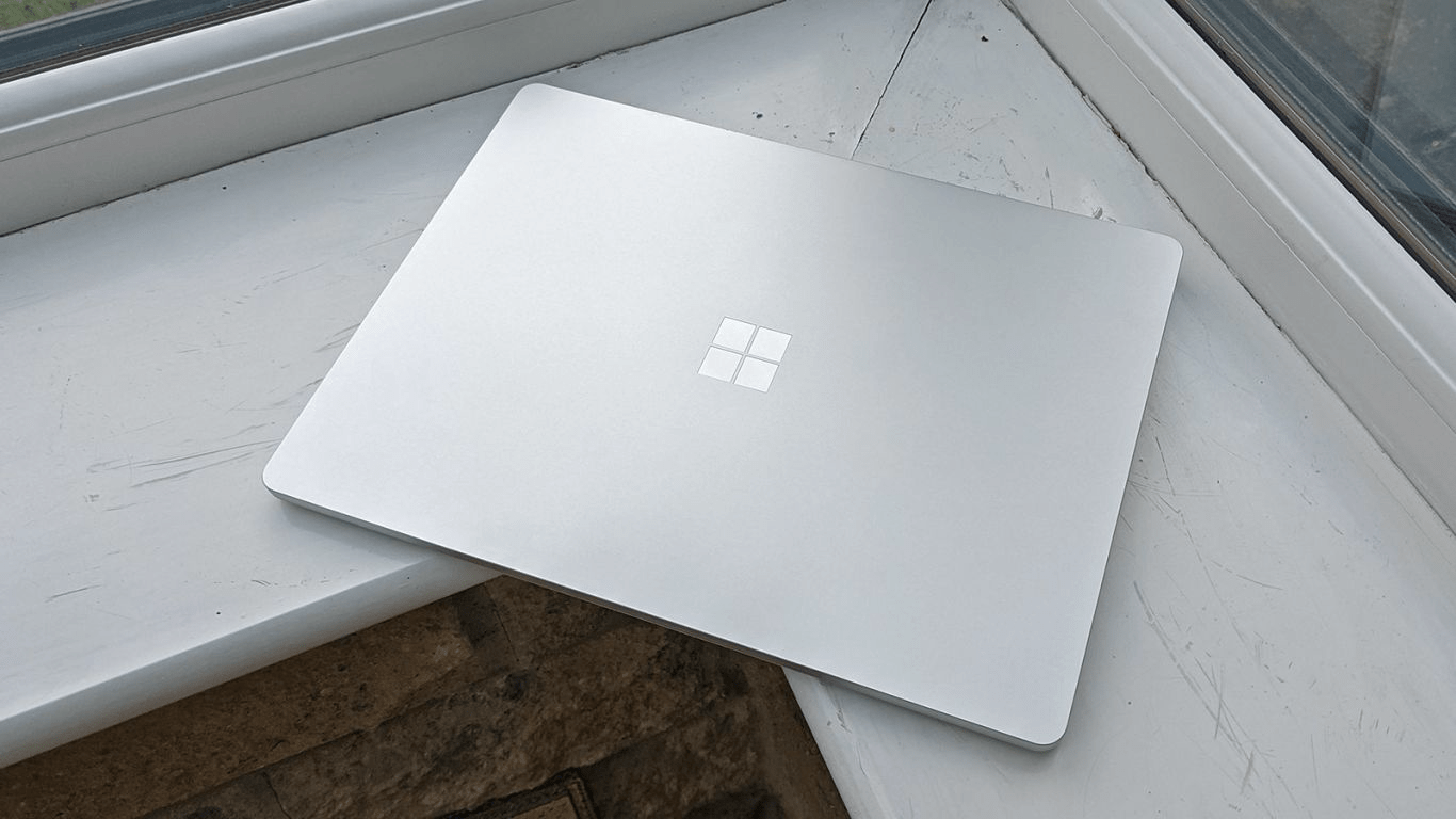 Các tác vụ cao như chỉnh sửa ảnh hoặc video sẽ khó lòng thực hiện trên con Surface Laptop Go (Nguồn: Microsoft)