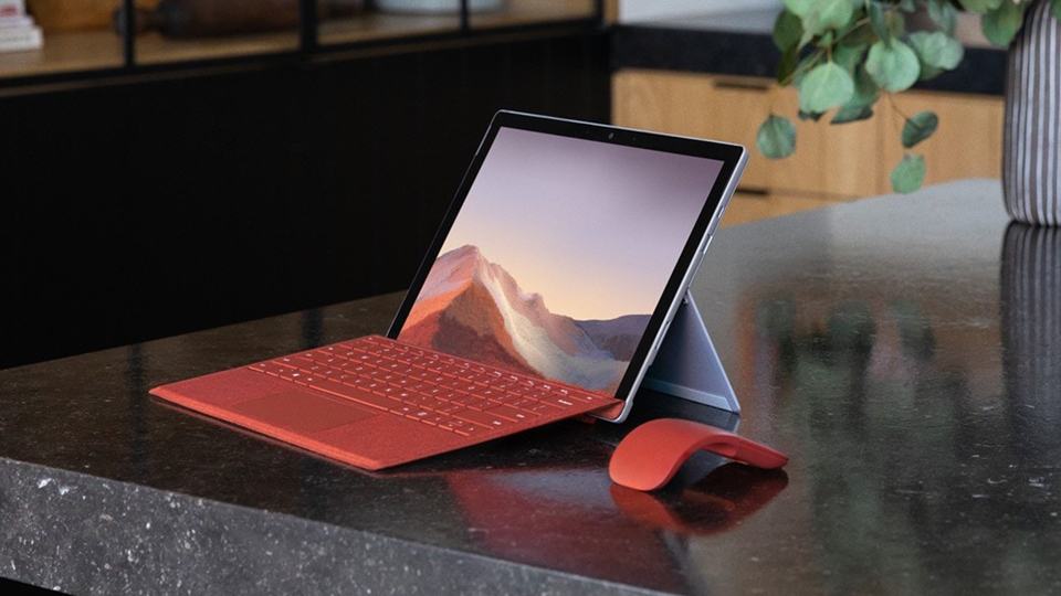 Surface Pro khi được gắn với Type Cover