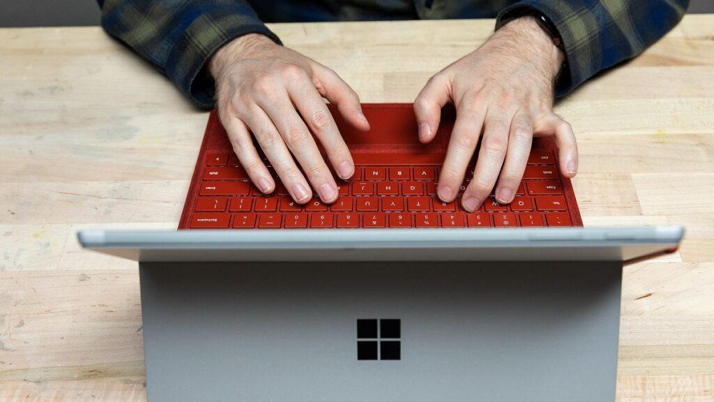 Làm việc tại nhà với Surface Pro 7