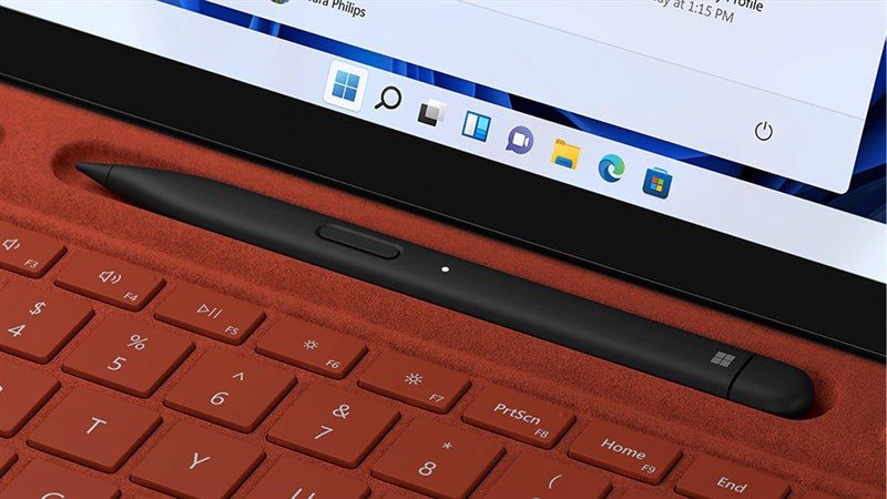 Surface Slim Pen 2 được sạc thông qua khe giữ bút trên bàn phím