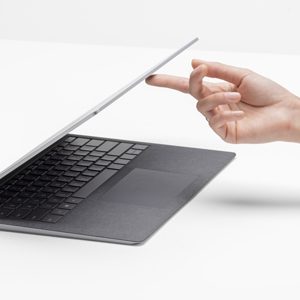 Surface Laptop 4 dễ dàng mở bằng một ngón tay