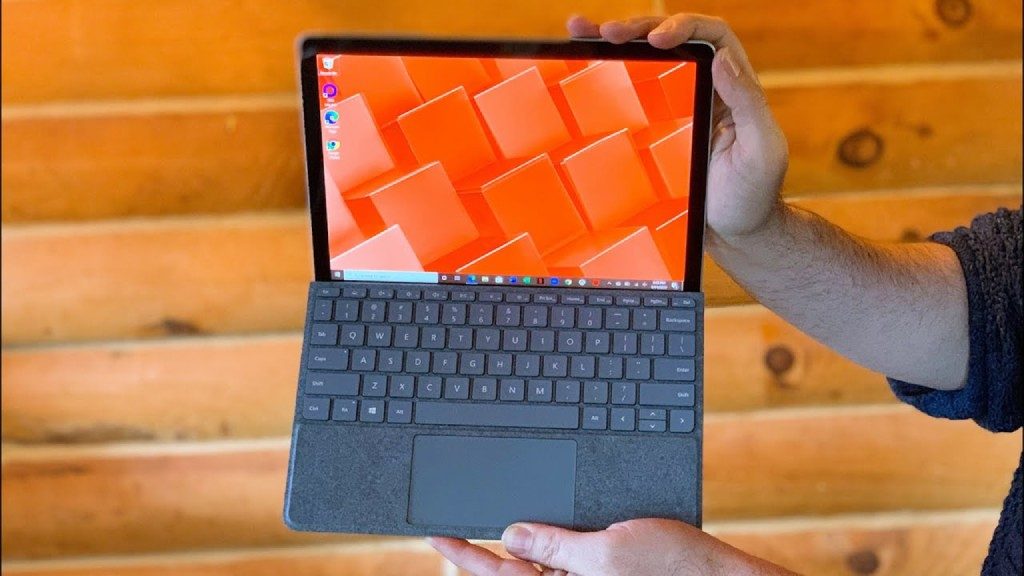 Surface Go có thiết kế nhỏ gọn, thuận tiện khi cầm nắm