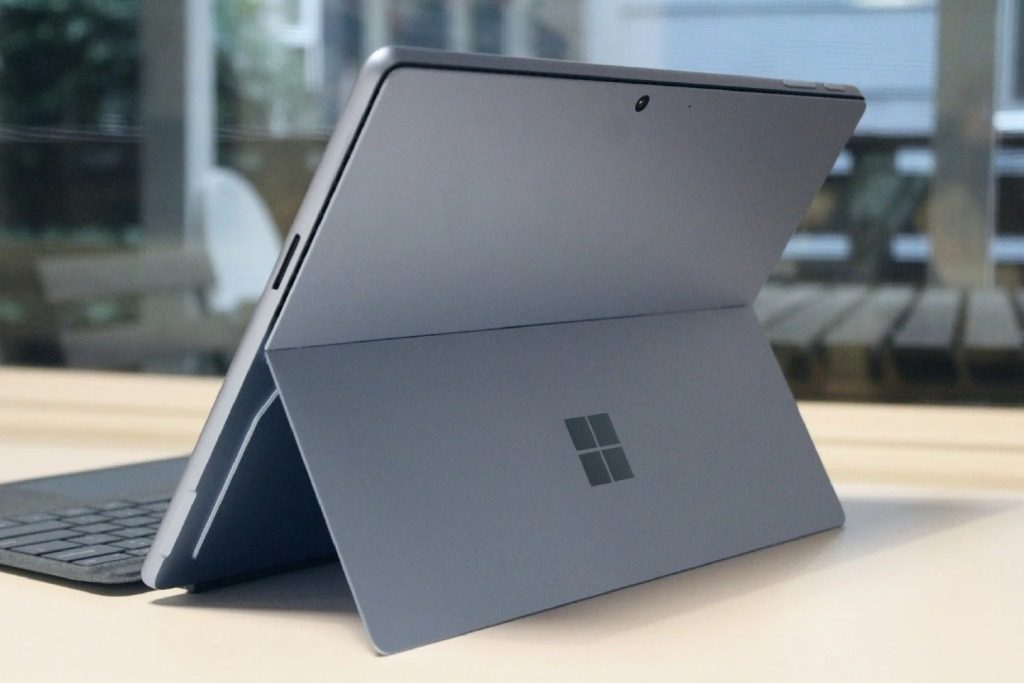Dòng Surface Pro đặc trưng bởi thiết kế 2 in 1 sang trọng