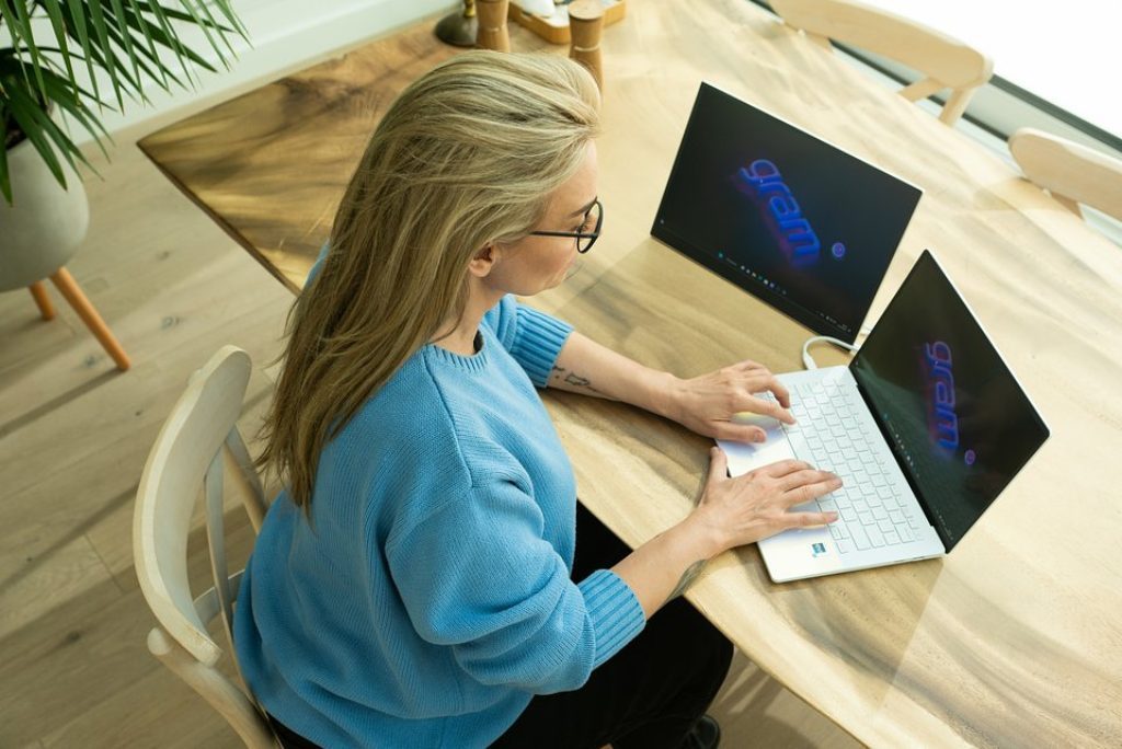 LG Gram Style 14 inch i5 16GB 512GB (2023) - 14Z90RS-G.AH54A5 17 LG Gram Style có thời lượng pin lên đến 25.5 giờ cho tác vụ cơ bản