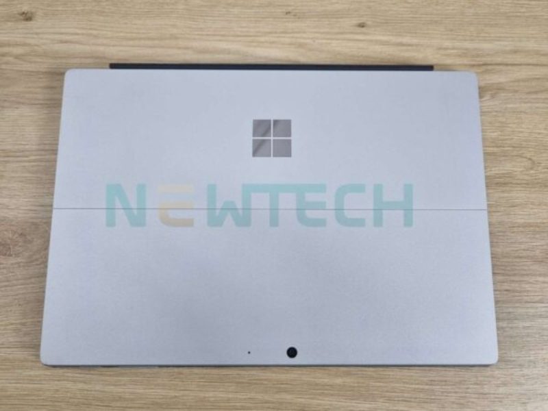 Surface Pro 7 like new có thiết kế nhỏ gọn với màu bạc sang trọng