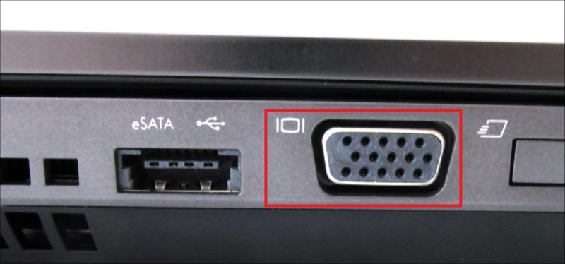 Cổng VGA giúp bạn kết nối màn hình và máy chiếu cũ không hỗ trợ kết nối số