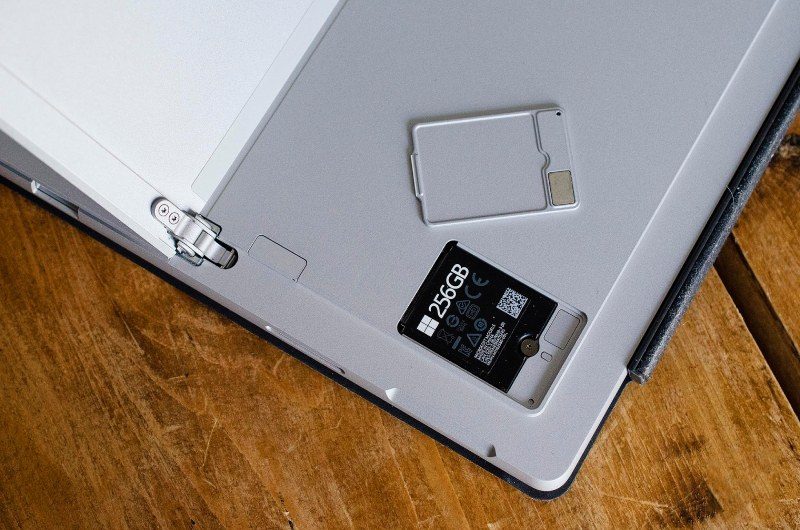 Bạn có thể dễ dàng nâng cấp ổ cứng SSD của máy