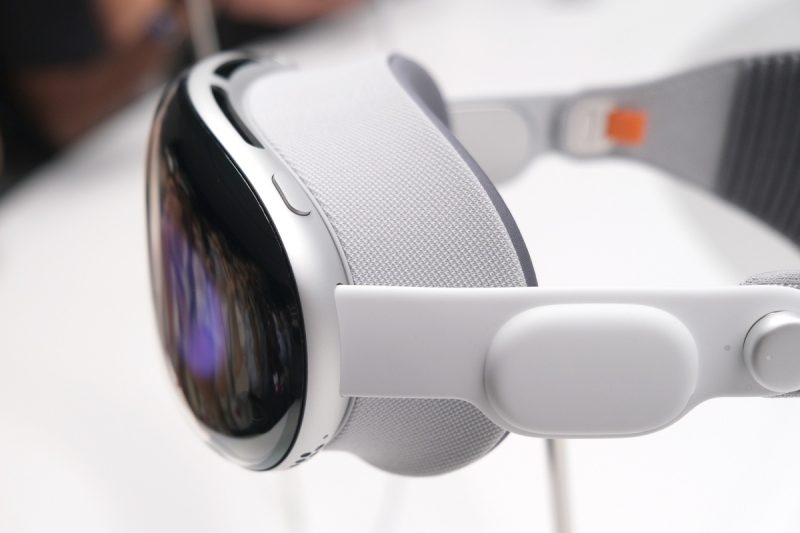 Nút bấm bên trái của Vision Pro