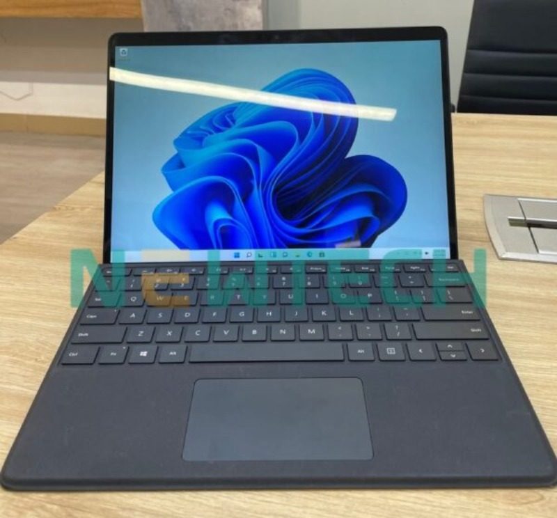 Top 5 laptop đồ họa cũ giá rẻ đáp ứng nhu cầu công việc 5 Surface Pro X SQ1, 8GB RAM, 128GB LTE - Sức mạnh di động