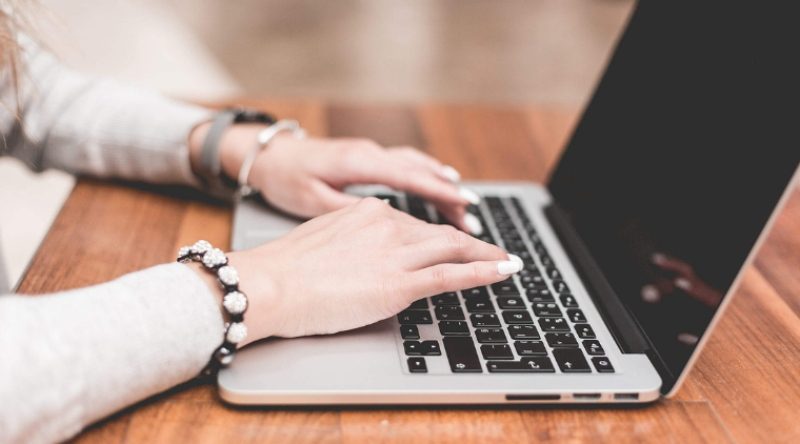 Kinh nghiệm chọn mua laptop cho sinh viên chuẩn nhất 9 Chọn mua laptop có bàn phím êm, touchpad nhạy