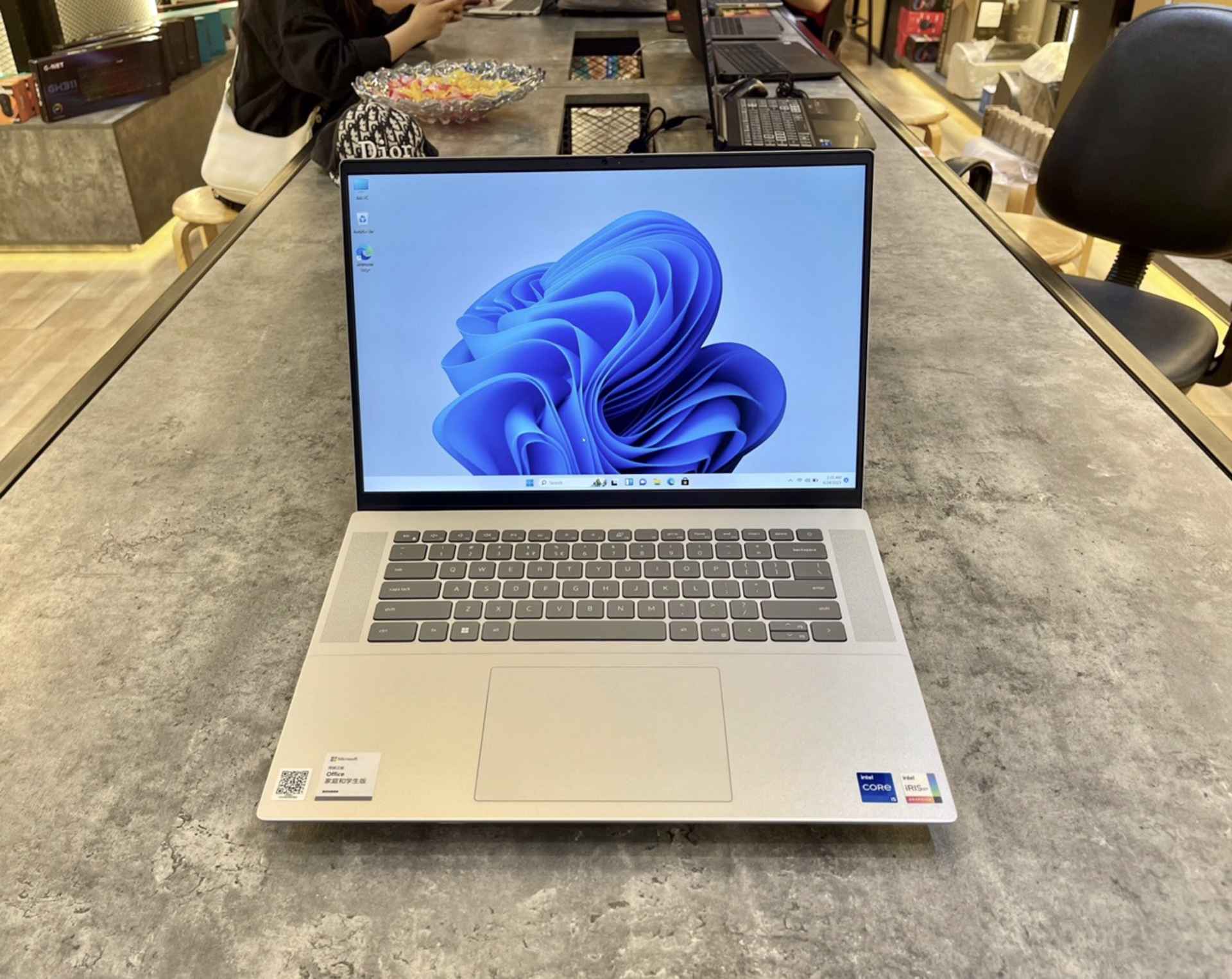 Top 5 laptop Dell cũ dưới 20 triệu dành cho dân văn phòng 5 Màn hình của Dell Inspiron sở hữu dải màu lên tới 100% sRGB, độ sáng khoảng 340 nits, hình ảnh rõ nét, rõ ràng