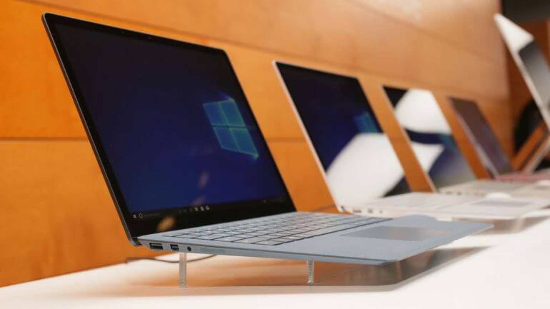 Địa chỉ bán Surface cũ uy tín tại Tp.HCM - Giá tốt, Trả góp 0%, Bảo hành 1 Đổi 1 12 Có nhiều sản phẩm trưng bày tại cửa hàng cho người mua trải nghiệm