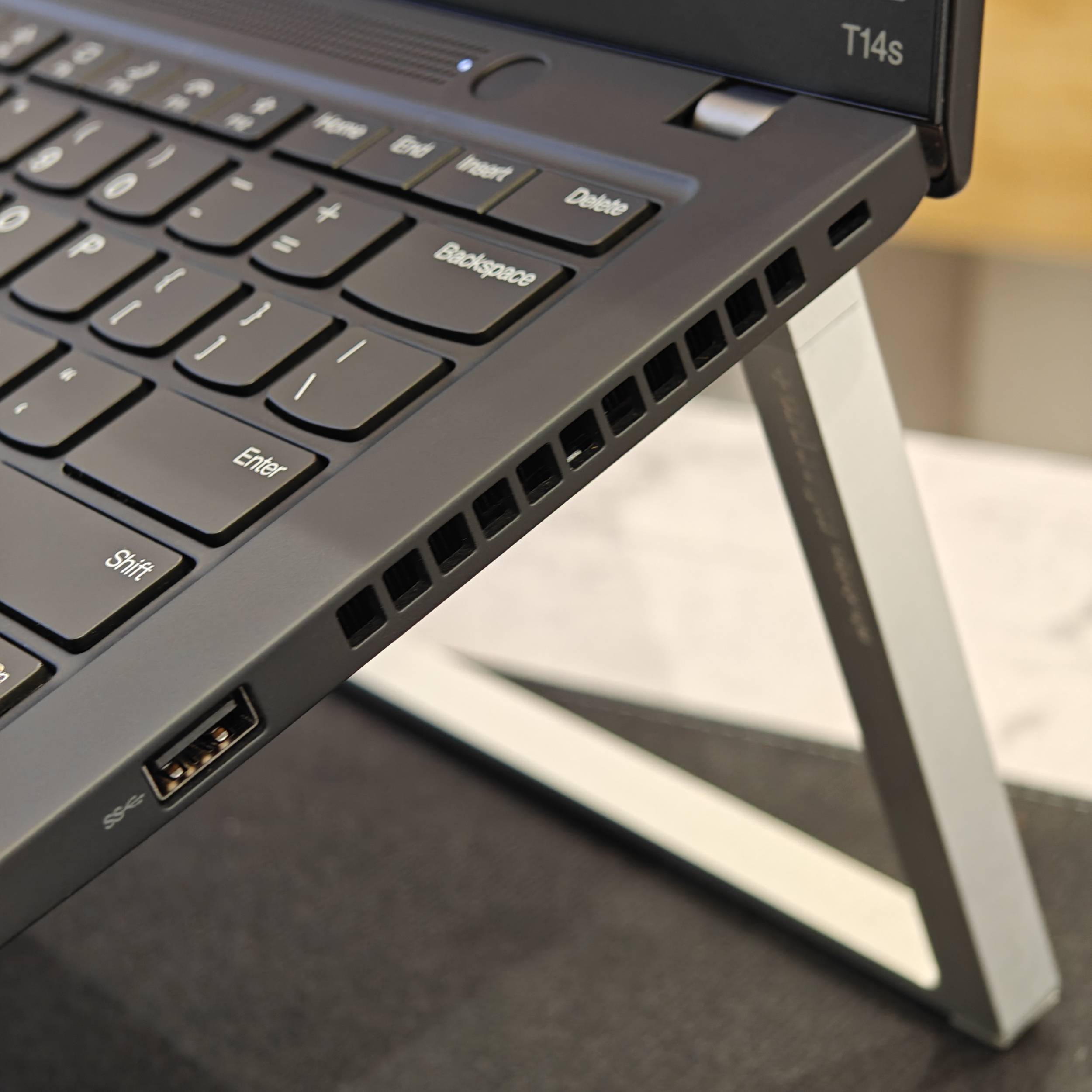 Lenovo ThinkPad T14s Gen 4 – 14″ Intel core i5-13th/16GB/256GB/WUXGA