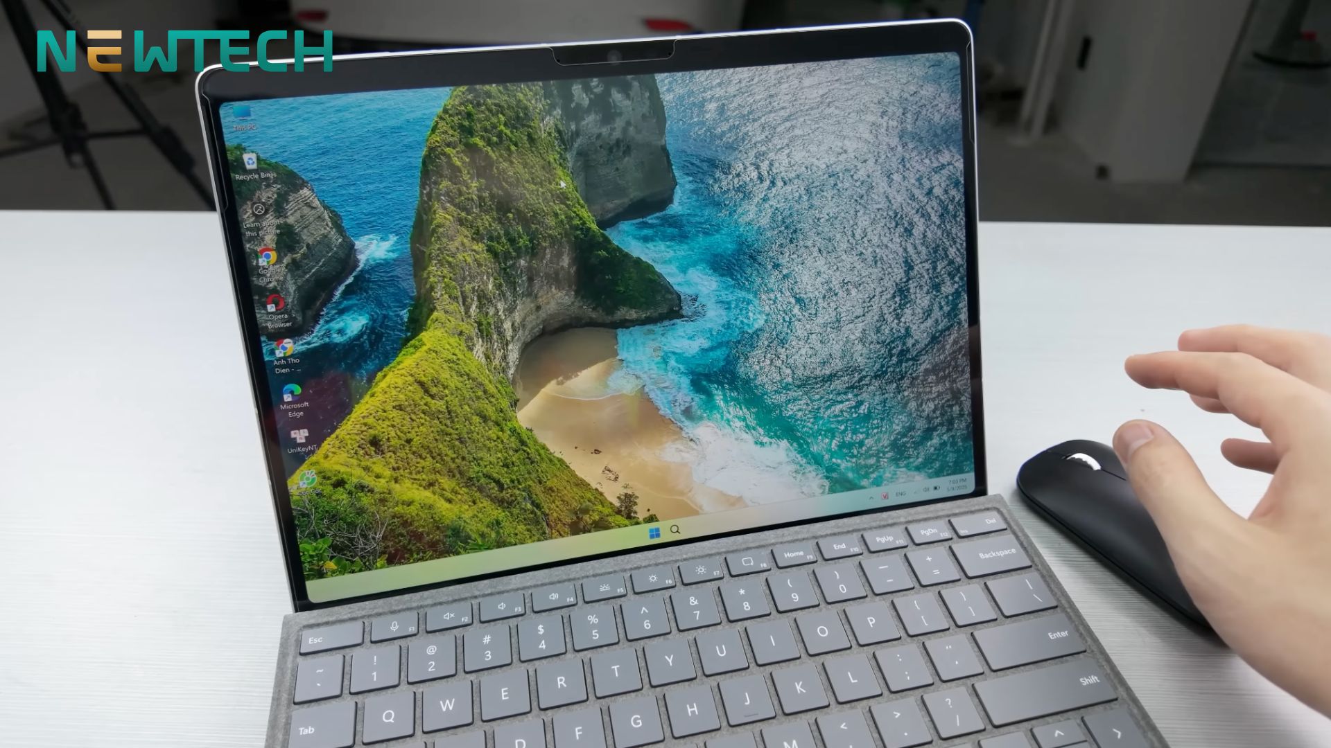 Surface Pro 11 5G Snapdragon X Plus 16GB 256GB 9 Thời lượng pin vẫn đảm bảo dù tích hợp thêm 5G