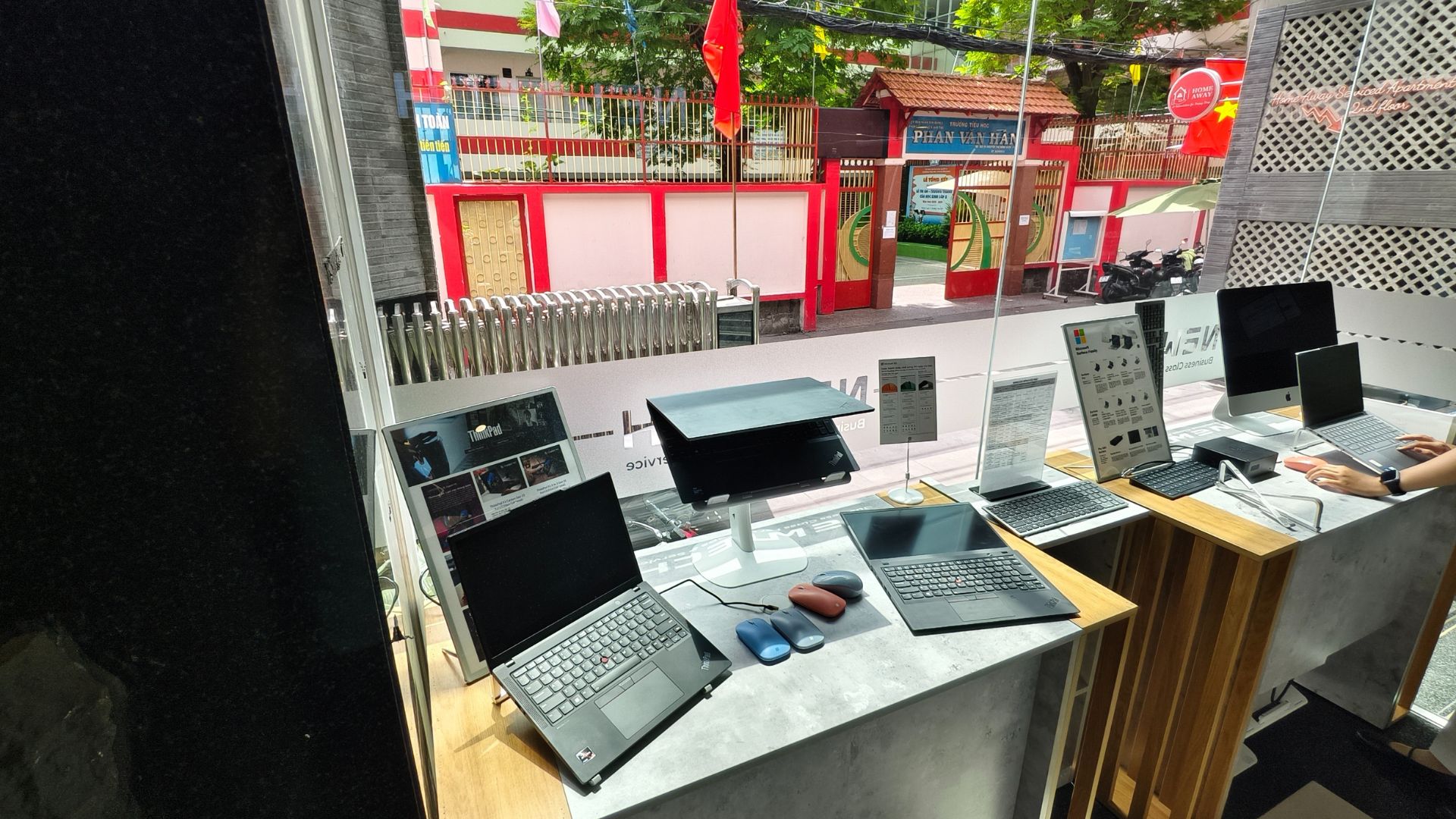 Lenovo Thinkpad E14 Gen 7 14 inch Ultra 5-225H/16GB/512GB WUXGA NoOS Chính hãng 9 Showroom NewTech với đầy đủ các dòng mới nhất từ Thinkpad