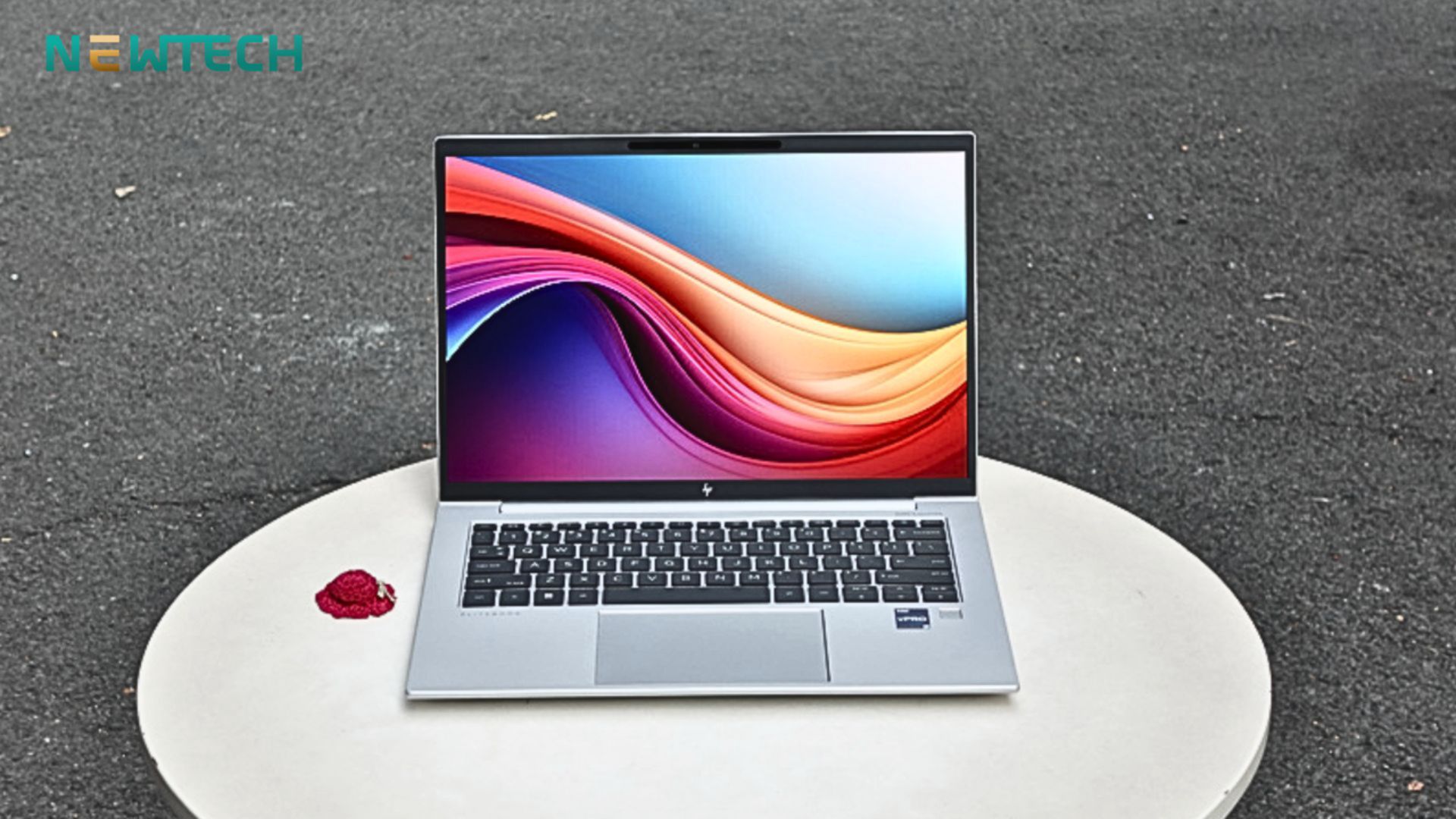 Laptop doanh nhân là gì? Sự khác biệt không chỉ nằm ở cấu hình