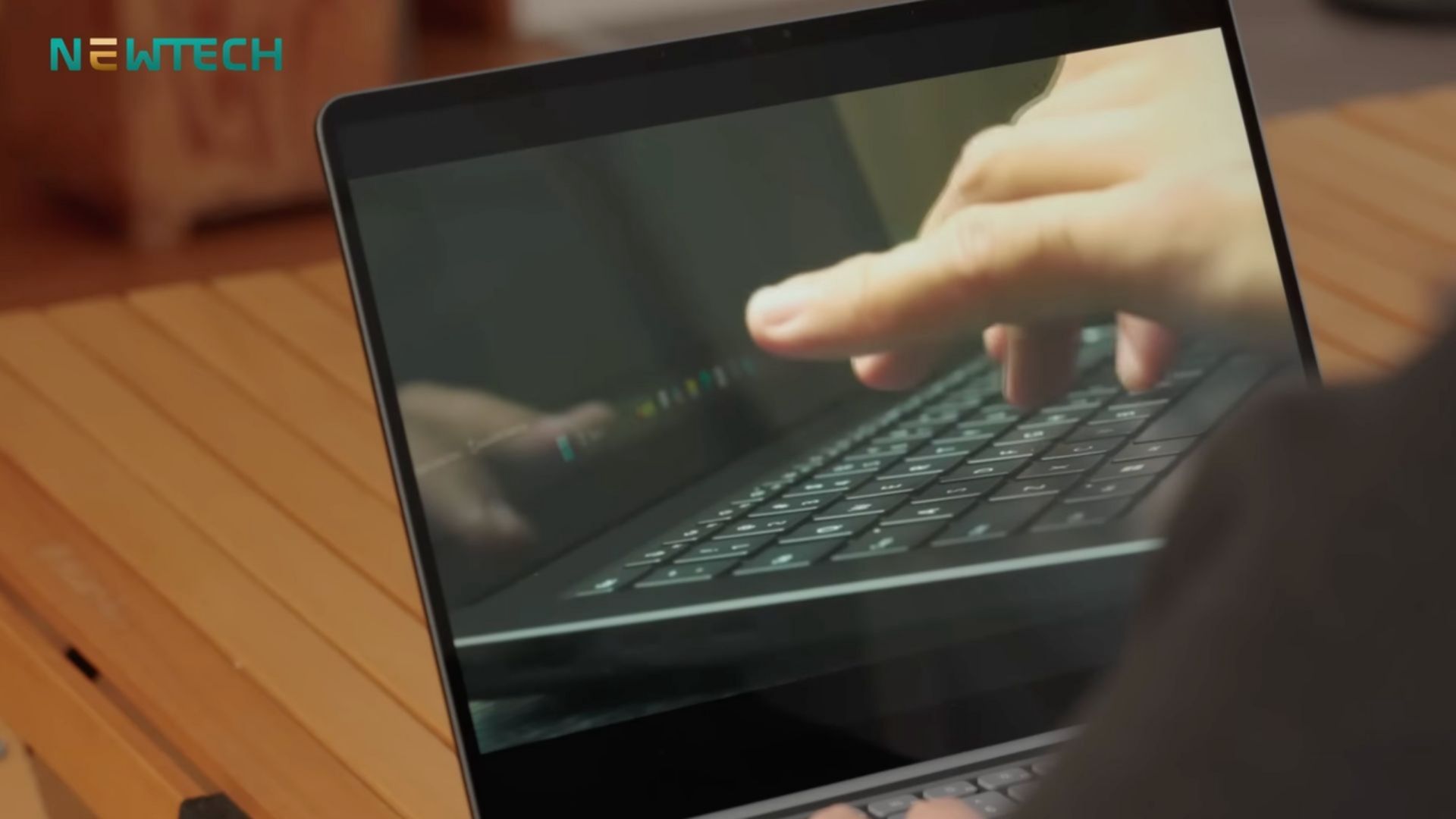 Trên tay Surface Laptop 13 inch 2025: Mảnh ghép mỏng nhẹ cho dân sáng tạo hiện đại