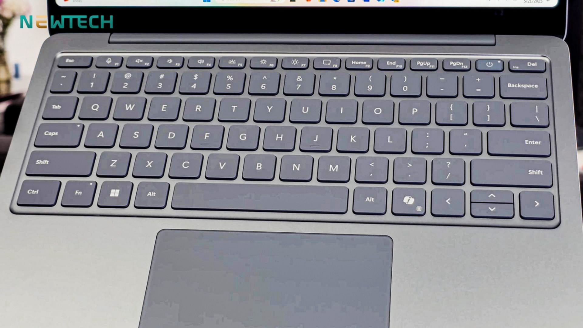 Trên tay Surface Laptop 13 inch 2025: Mảnh ghép mỏng nhẹ cho dân sáng tạo hiện đại