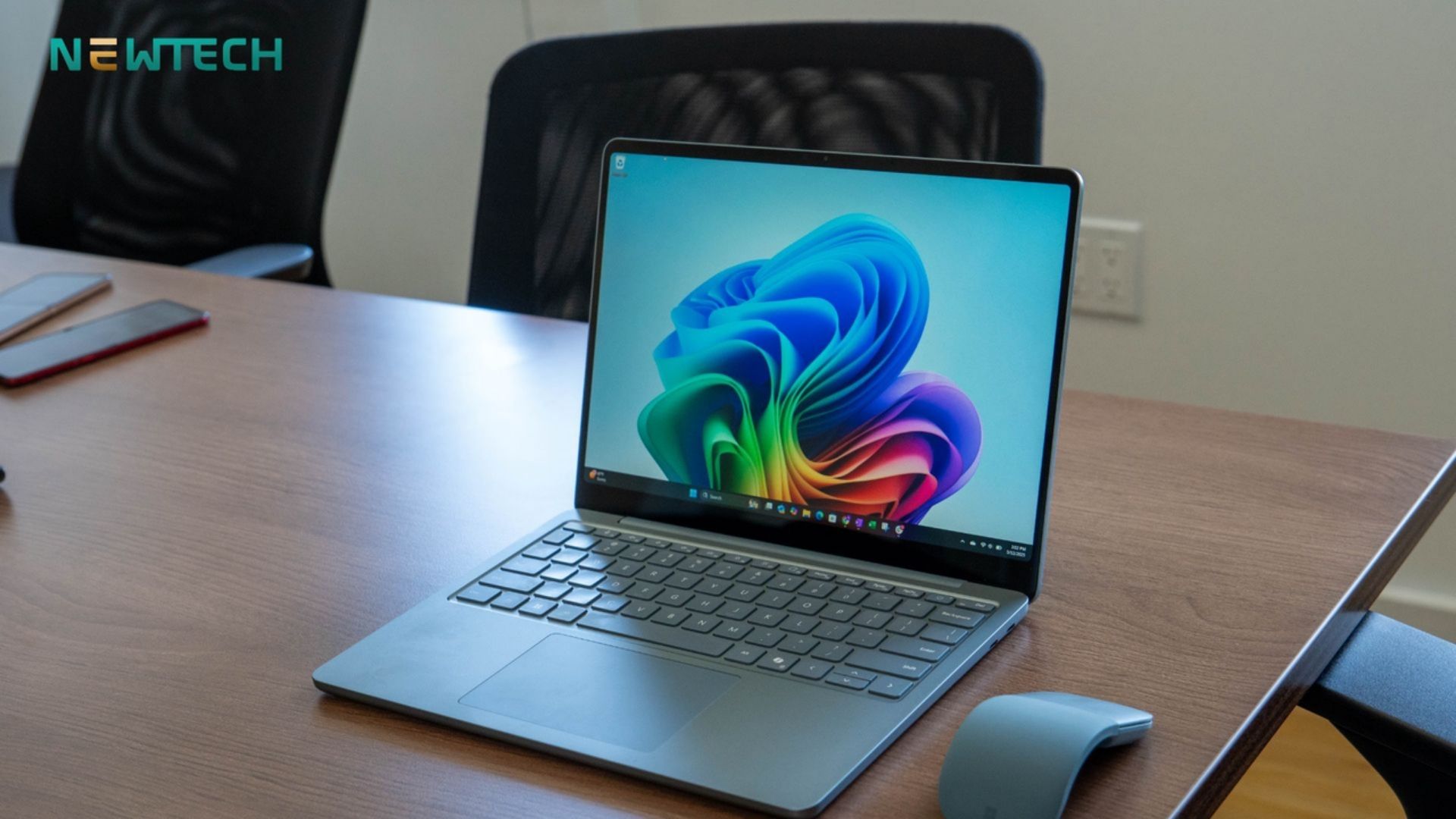 Trên tay Surface Laptop 13 inch 2025: Mảnh ghép mỏng nhẹ cho dân sáng tạo hiện đại