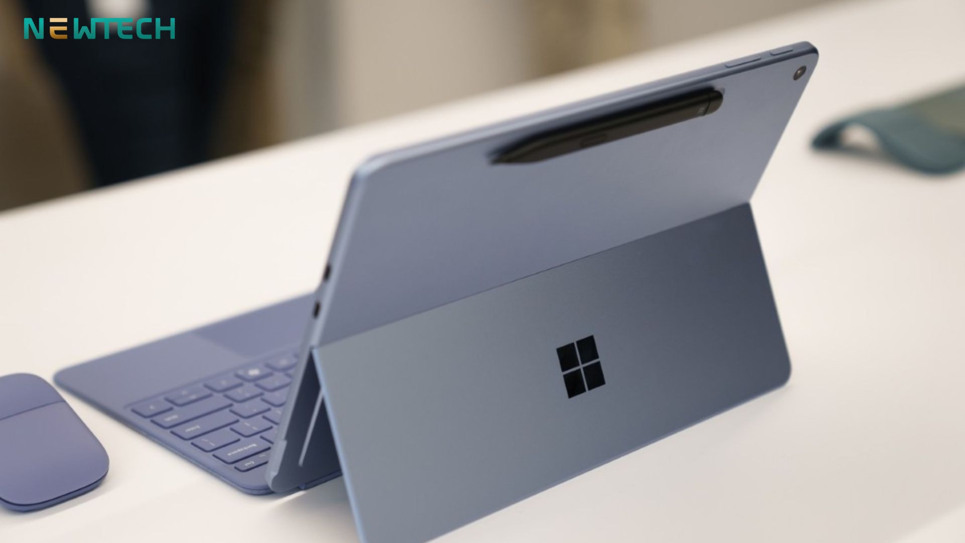 Surface Pro 12 inch và iPad Air M3: Nên lựa chọn sản phẩm nào khi bạn chưa biết mình muốn gì? 8 Surface Pro 12 inch cung cấp nhiều tuỳ chọn RAM và dung lượng lớn hơn giúp tăng khả năng đa nhiệm