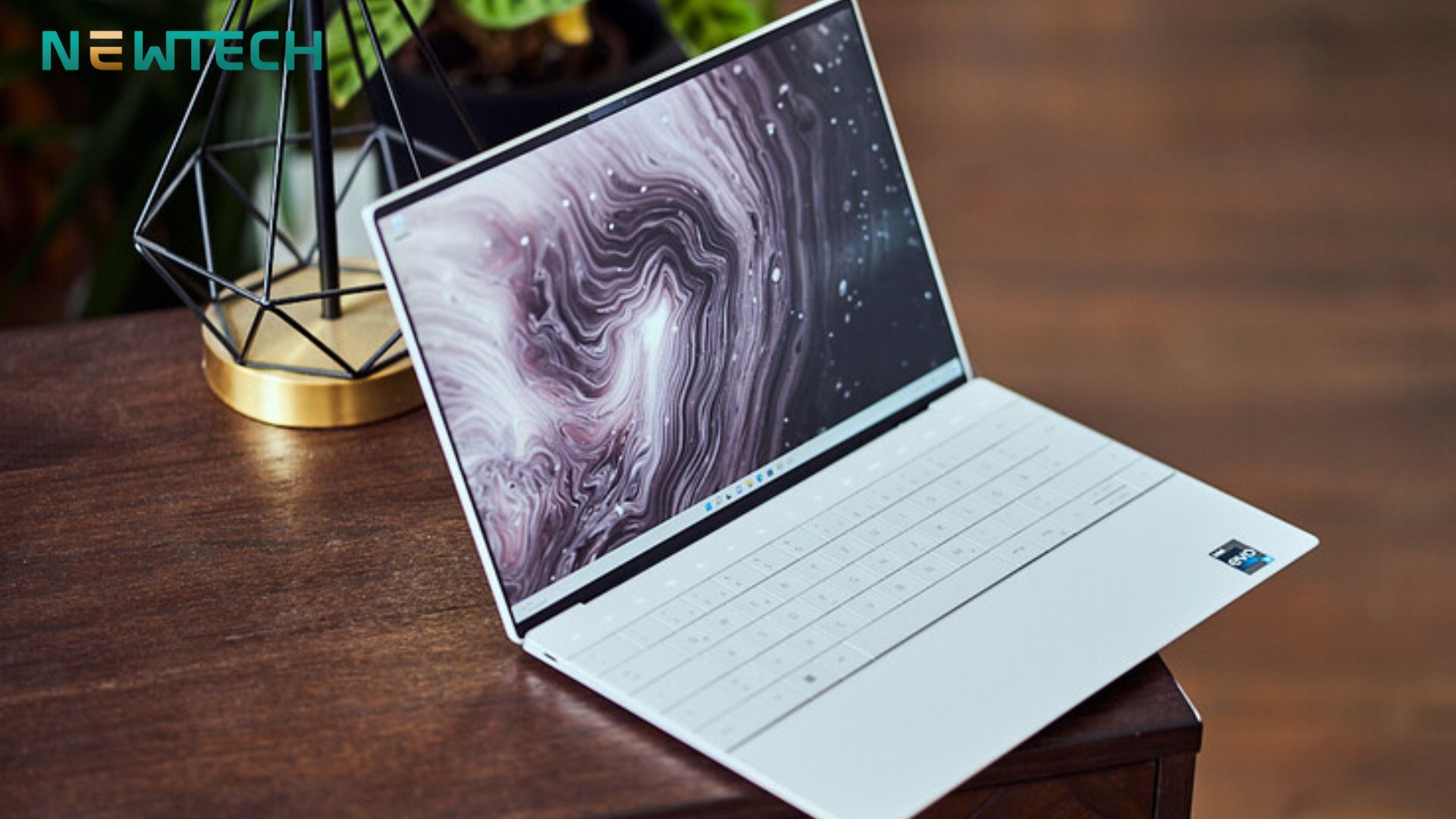 Thiết kế của Dell XPS 13 sang trọng và thanh lịch