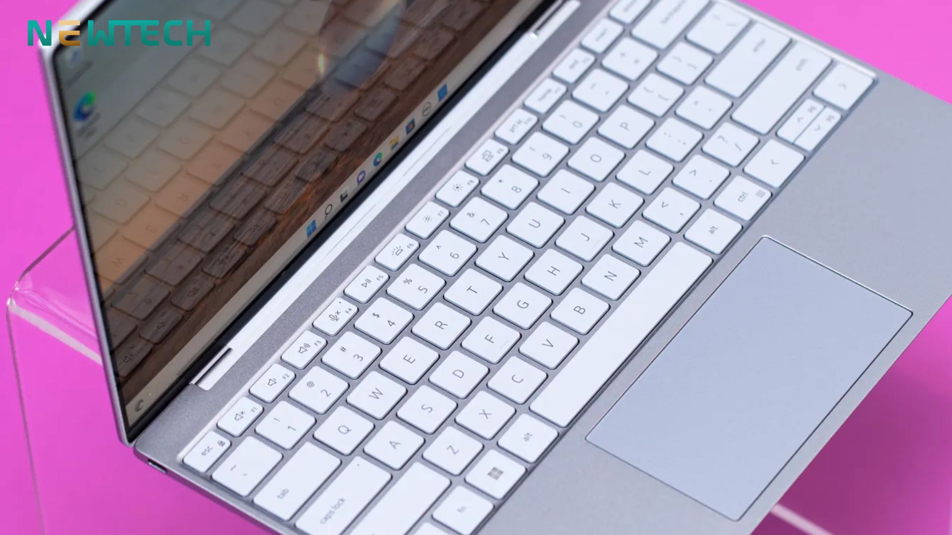 Dell XPS 13 có hành trình phím sâu, độ nảy tốt, không mỏi tay khi gõ lâu