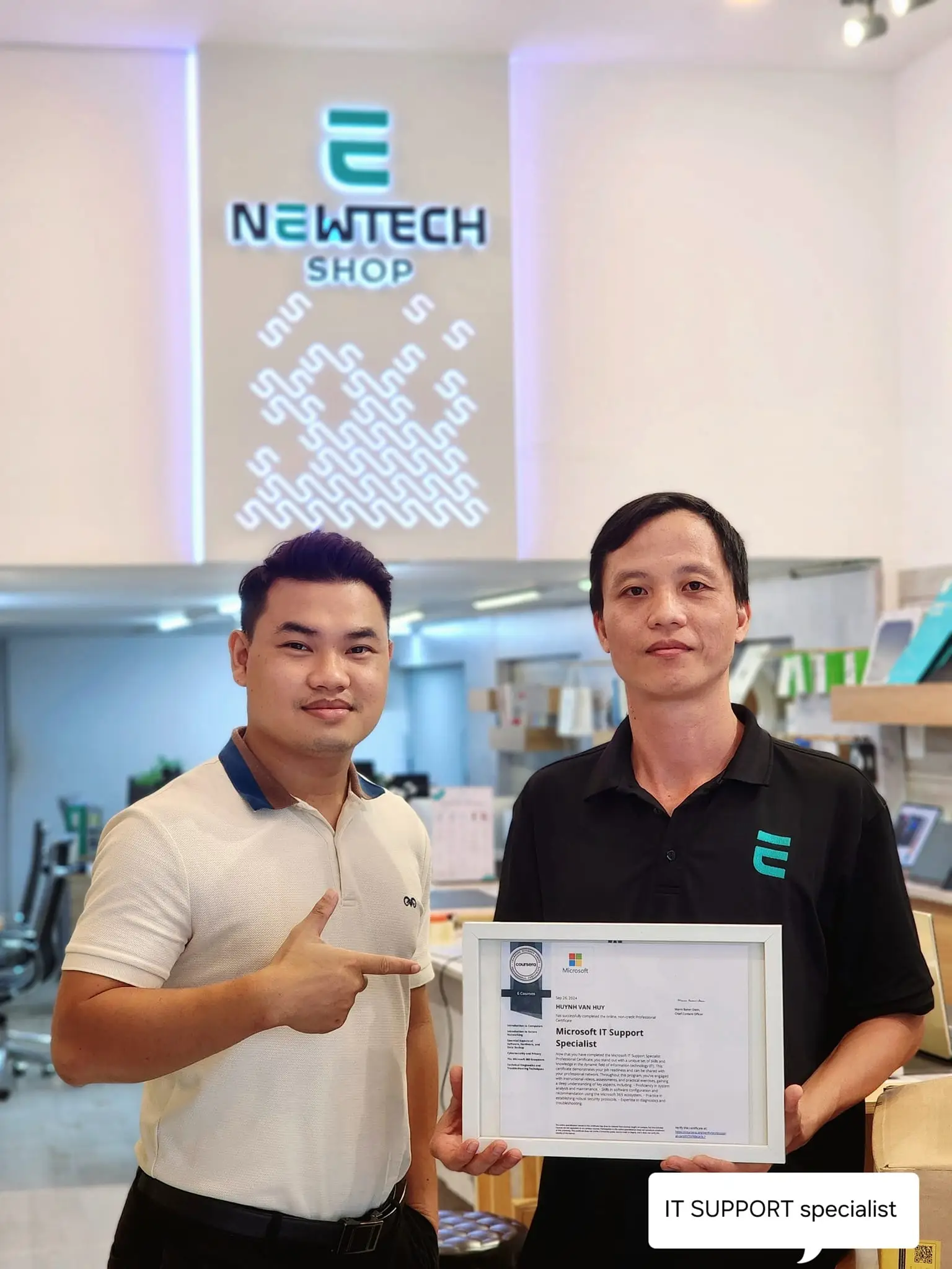 Kỹ thuật viên NewTechshop nhận chứng chỉ