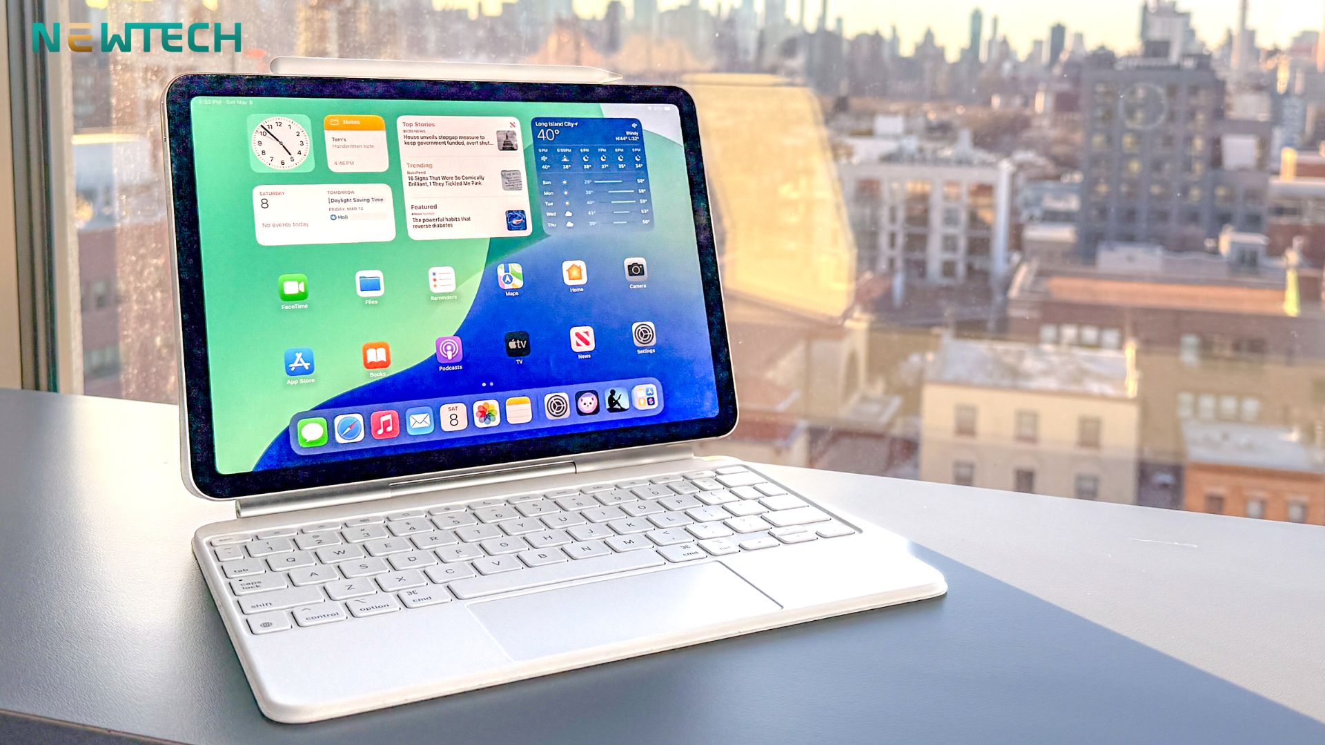 Surface Pro 12 inch và iPad Air M3: Nên lựa chọn sản phẩm nào khi bạn chưa biết mình muốn gì? 3 Thiết kế biểu tượng của iPad Air với bàn phím Magic Keyboard