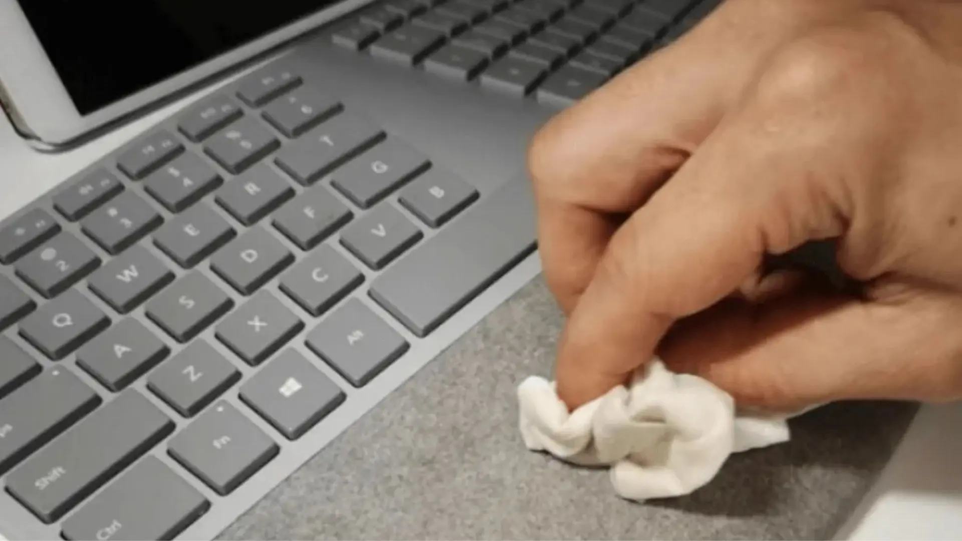 Cách sử dụng bàn phím Surface dễ dàng 13 Vệ sinh bàn phím định kỳ để luôn giữ gìn thiết bị sạch sẽ