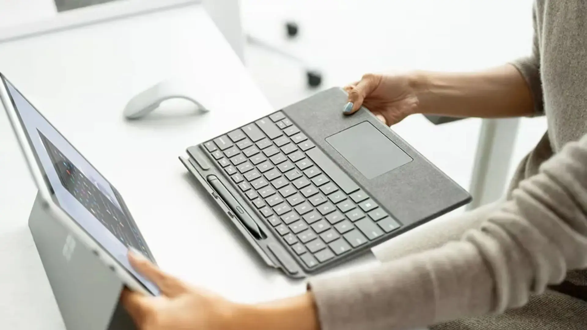Cách sử dụng bàn phím Surface dễ dàng 5 Nam châm tích hợp sẽ tự động kéo chúng lại với nhau