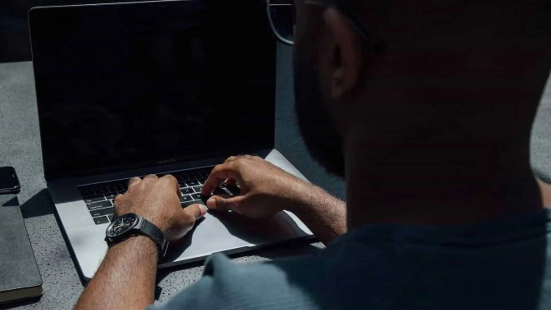 Cách khắc phục laptop bị tắt đột ngột hiệu quả, đơn giản 1 Một số dấu hiệu nhận dạng laptop bị tắt đột ngột