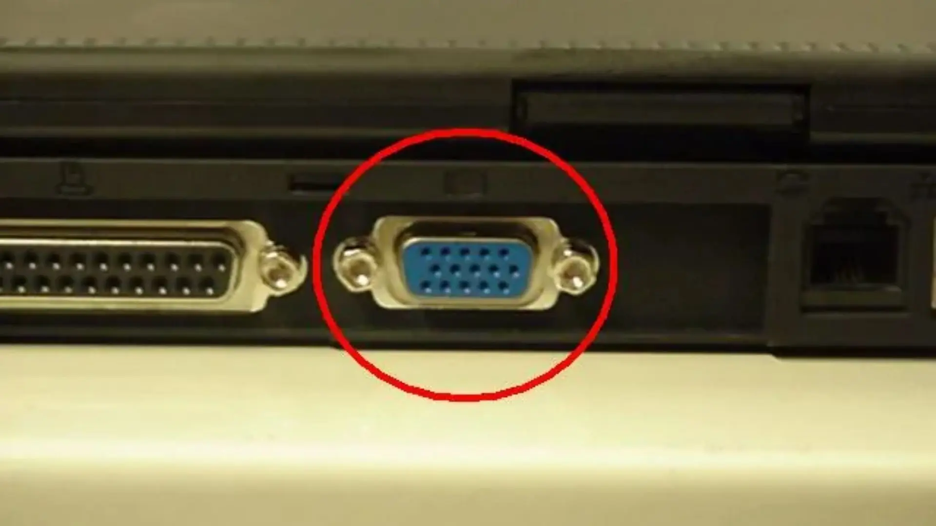 Cách khắc phục laptop bị tắt đột ngột hiệu quả, đơn giản 3 Kiểm tra lại cổng kết nối VGA có bị hỏng hay không